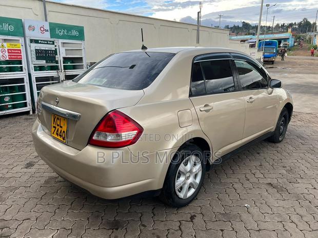 Nissan Tiida 2010 Gold