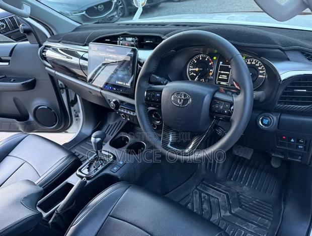 Toyota Hilux 2021 White