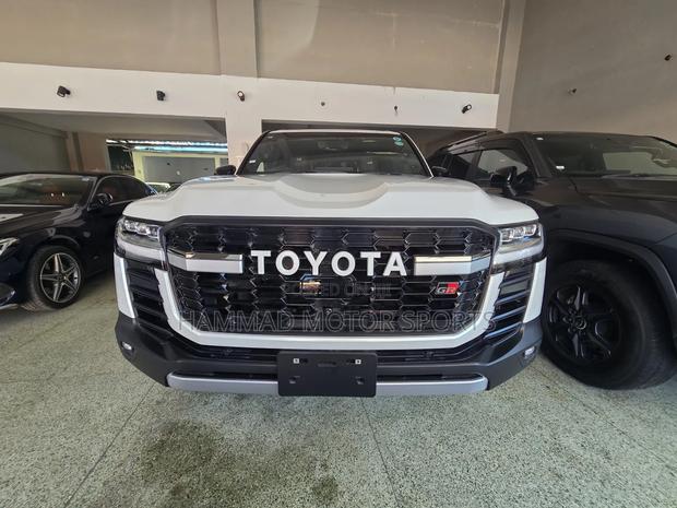 Toyota Land Cruiser LC300 2023 White