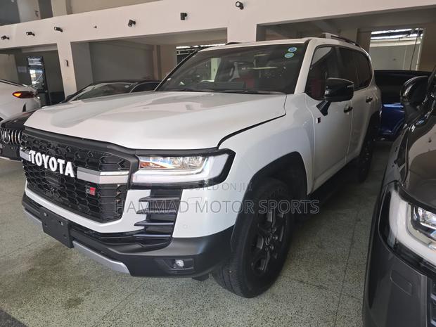 Toyota Land Cruiser LC300 2023 White