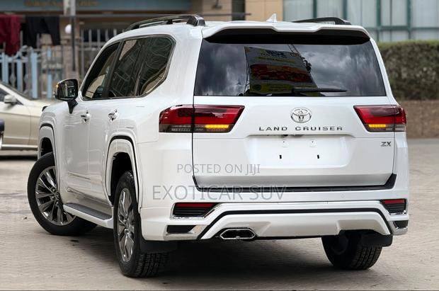 Toyota Land Cruiser LC300 2023 Pearl