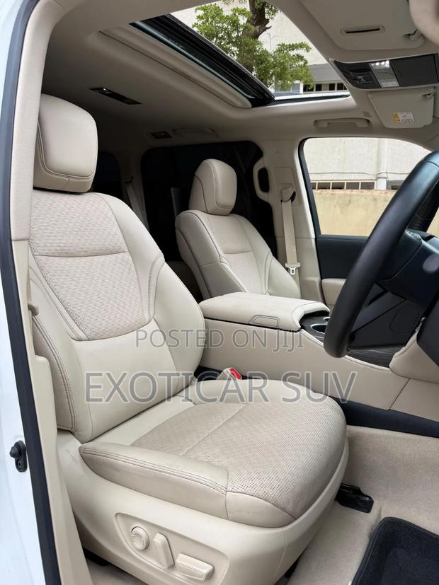 Toyota Land Cruiser LC300 2023 Pearl