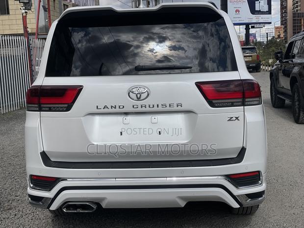 Toyota Land Cruiser LC300 2023 White