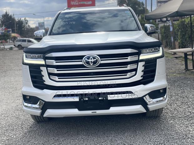 Toyota Land Cruiser LC300 2023 White