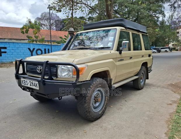 Toyota Land Cruiser 2013 Yellow