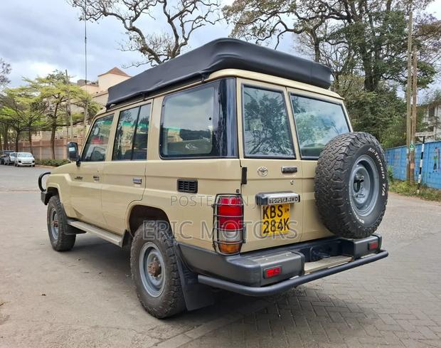 Toyota Land Cruiser 2013 Yellow