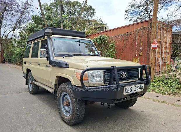 Toyota Land Cruiser 2013 Yellow