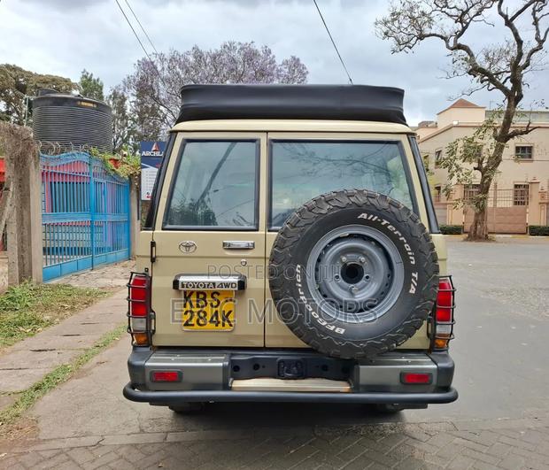 Toyota Land Cruiser 2013 Yellow