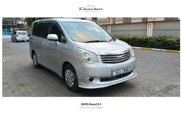 Toyota Noah 2012 Silver
