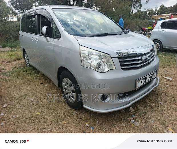 Toyota Noah 2012 Silver