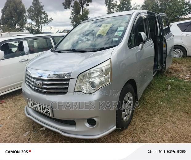 Toyota Noah 2012 Silver