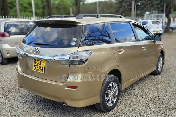 Toyota Wish 2012 Gold