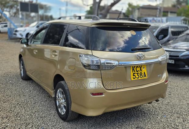 Toyota Wish 2012 Gold