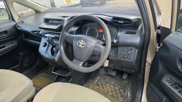 Toyota Wish 2012 Gold