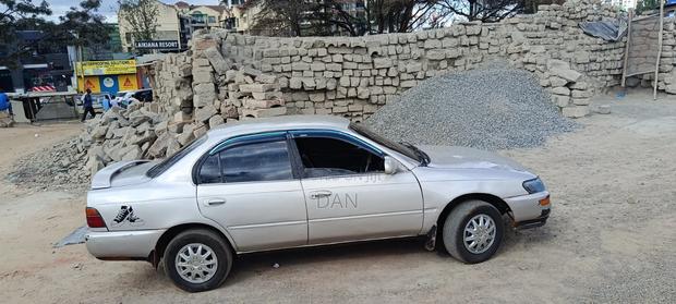 Toyota Corolla Sedan 1999 Gold