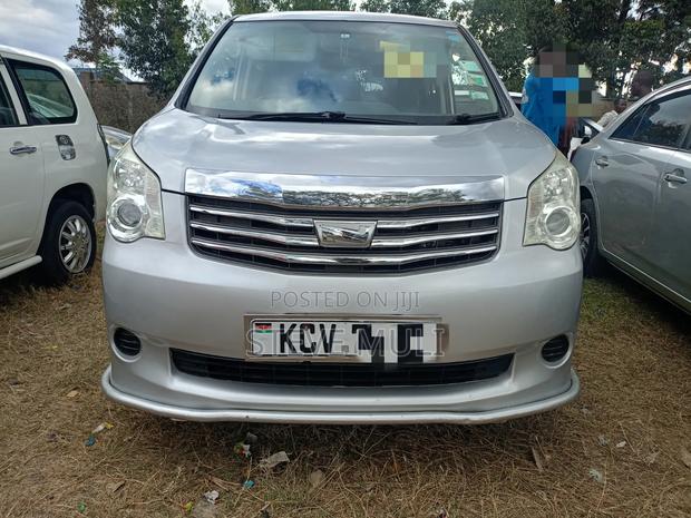 Toyota Noah 2.0 158hp FWD (8 Seater) 2012 Silver