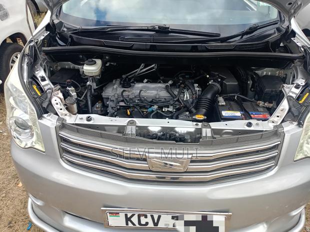Toyota Noah 2.0 158hp FWD (8 Seater) 2012 Silver
