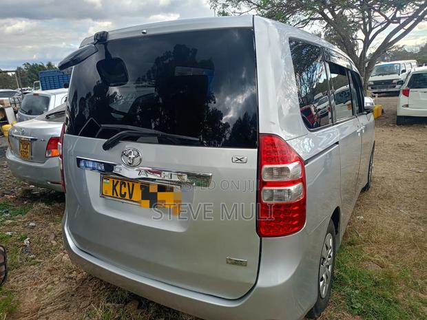 Toyota Noah 2.0 158hp FWD (8 Seater) 2012 Silver