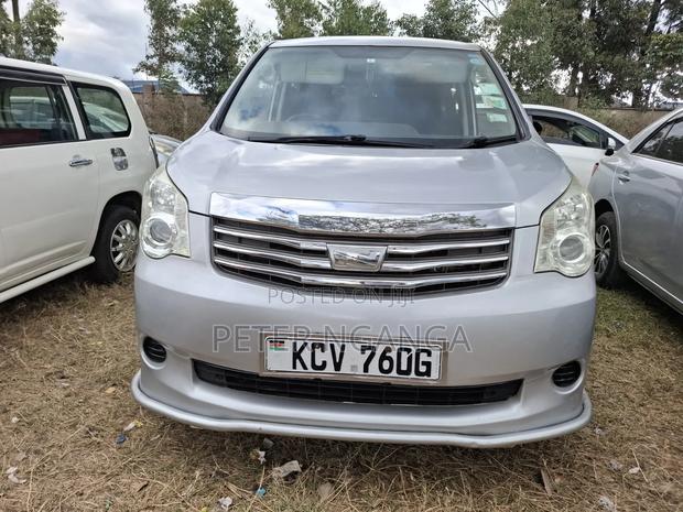 Toyota Voxy X 4WD 7-Seater 2012 Silver