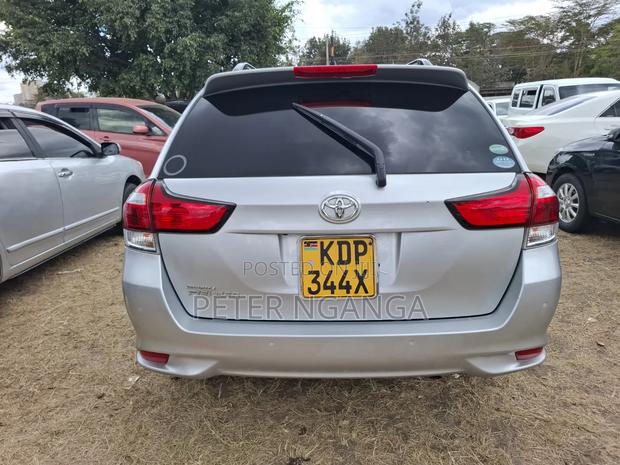 Toyota Corolla Fielder 1.5 Petrol FWD 2018 Silver