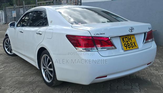 Toyota Crown 2016 White