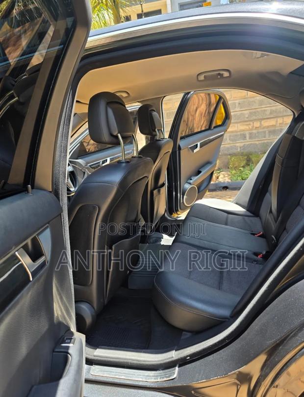 Mercedes-Benz C200 2011 Black