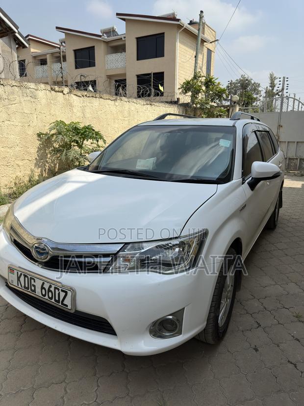 Toyota Corolla Fielder 1.5 Hybrid FWD 2014 White