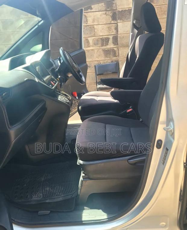 Toyota Noah 2018 Beige