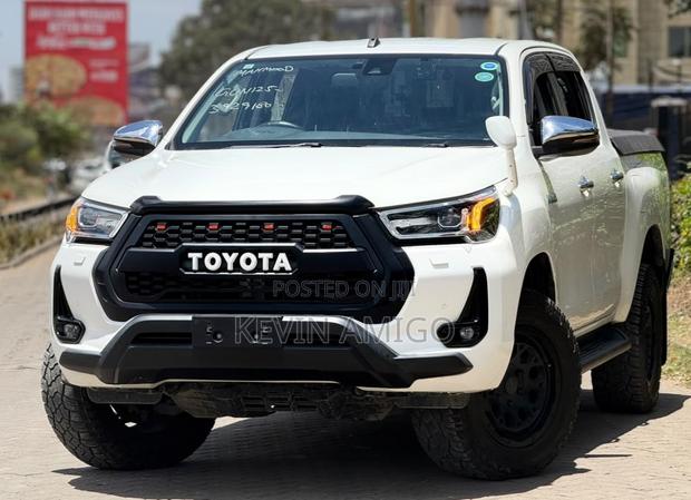Toyota Hilux 2021 White