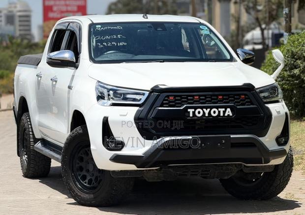 Toyota Hilux 2021 White