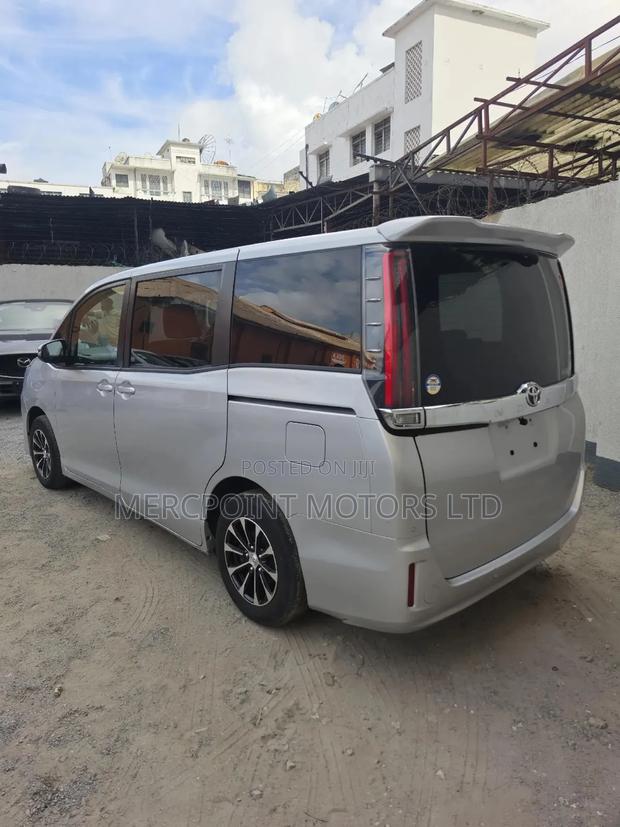 Toyota Noah 2019 Silver