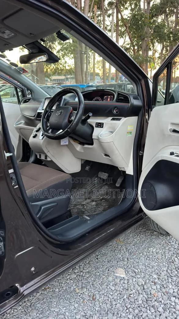 Toyota Sienta 2018 Maroon