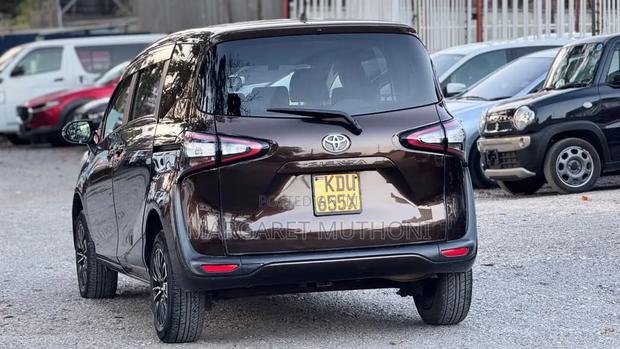 Toyota Sienta 2018 Maroon
