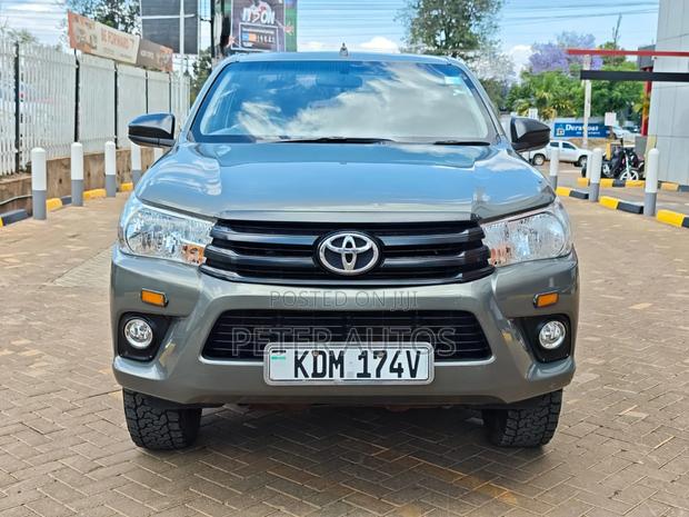 Toyota Hilux 2023 Gray