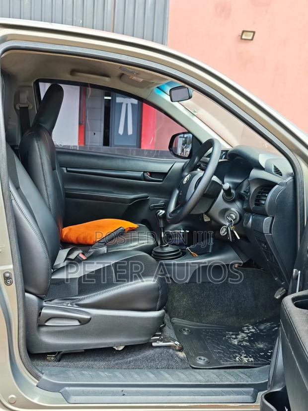 Toyota Hilux 2023 Gray