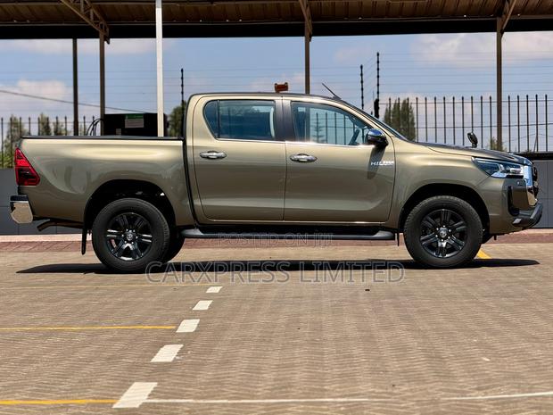 Toyota Hilux 2022 Green