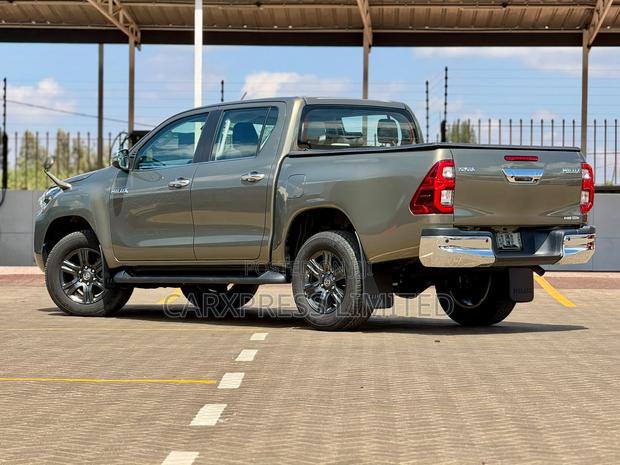 Toyota Hilux 2022 Green