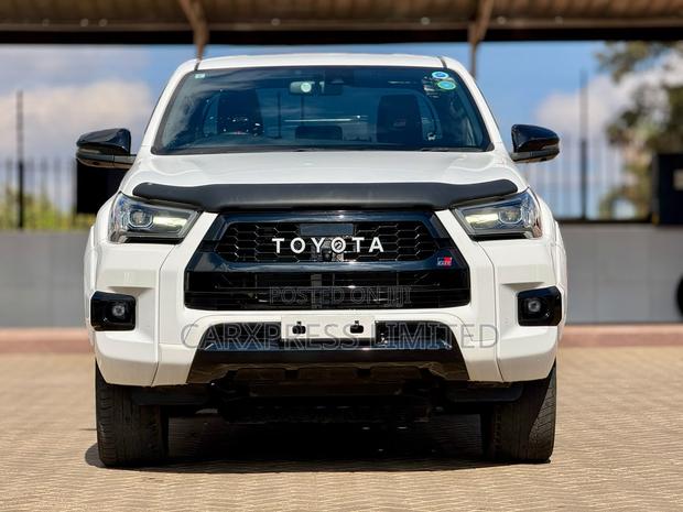 Toyota Hilux 2022 White