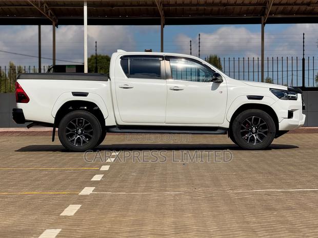 Toyota Hilux 2022 White