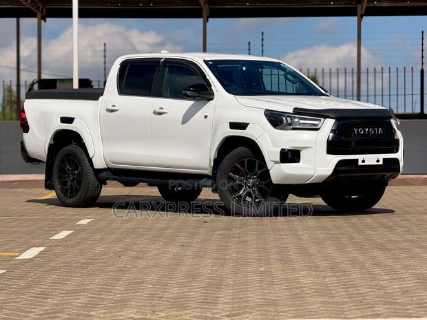 Toyota Hilux 2022 White