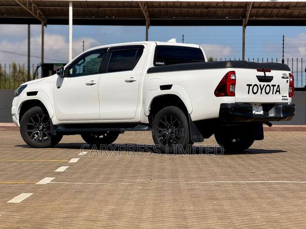 Toyota Hilux 2022 White