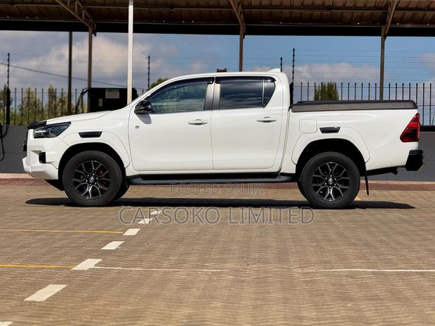 Toyota Hilux 2022 White