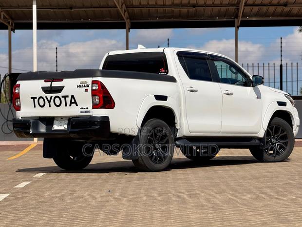Toyota Hilux 2022 White