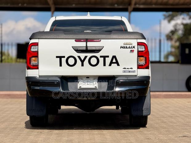 Toyota Hilux 2022 White