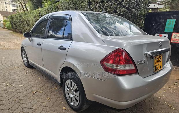 Nissan Tiida 2008 Silver