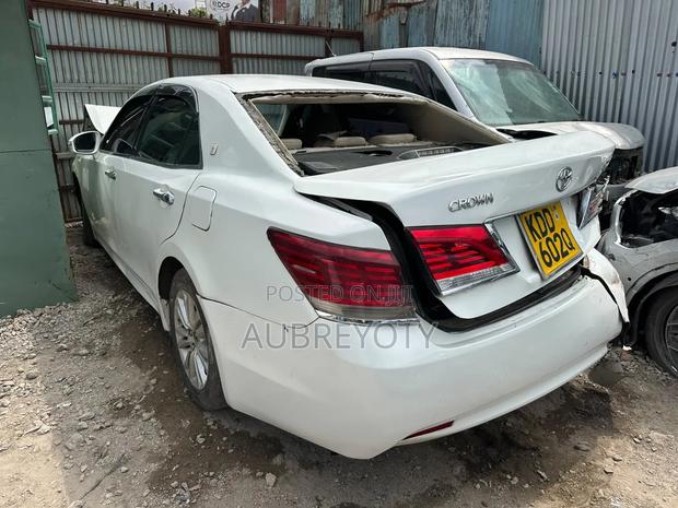 Toyota Crown 2014 White