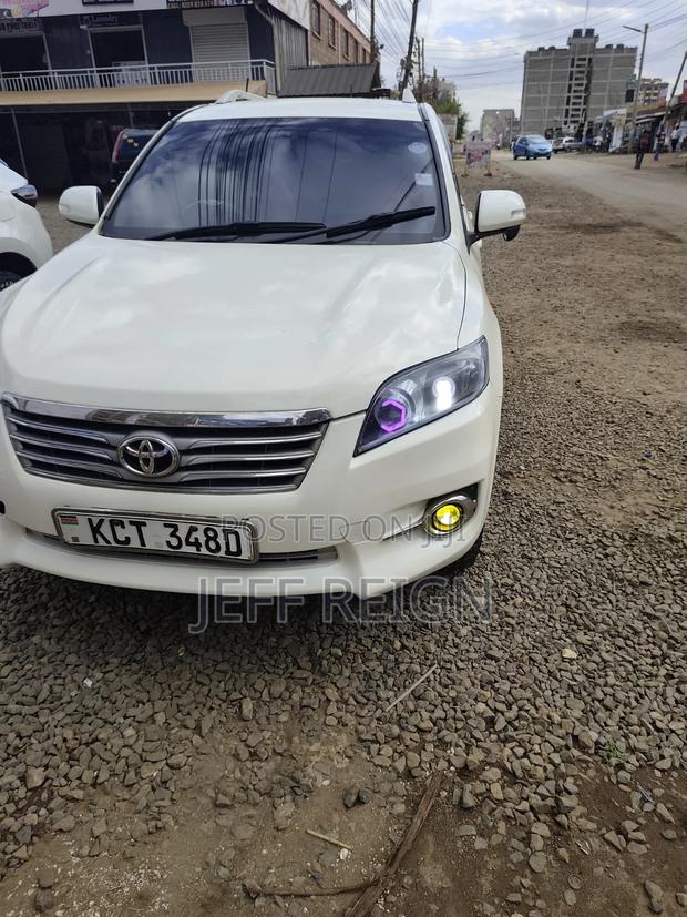 Toyota Vanguard 2012 White