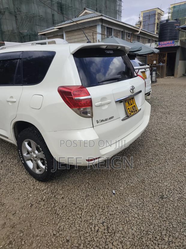 Toyota Vanguard 2012 White
