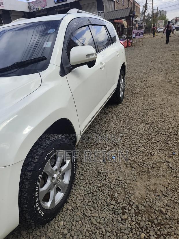 Toyota Vanguard 2012 White