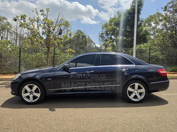 Mercedes-Benz E200 2012 Blue